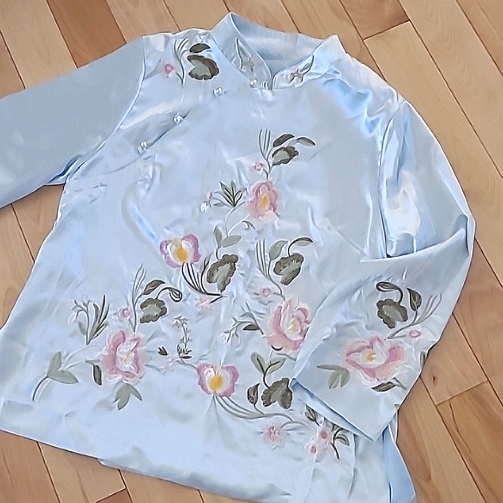 Blouse baby bleu imbroded